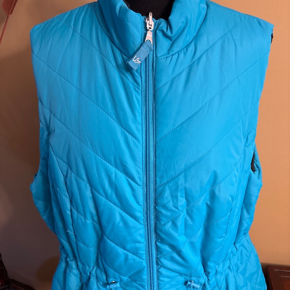 Reversible puffer vest